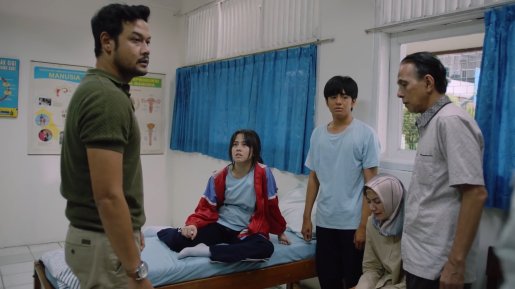 dua garis biru poster (1)